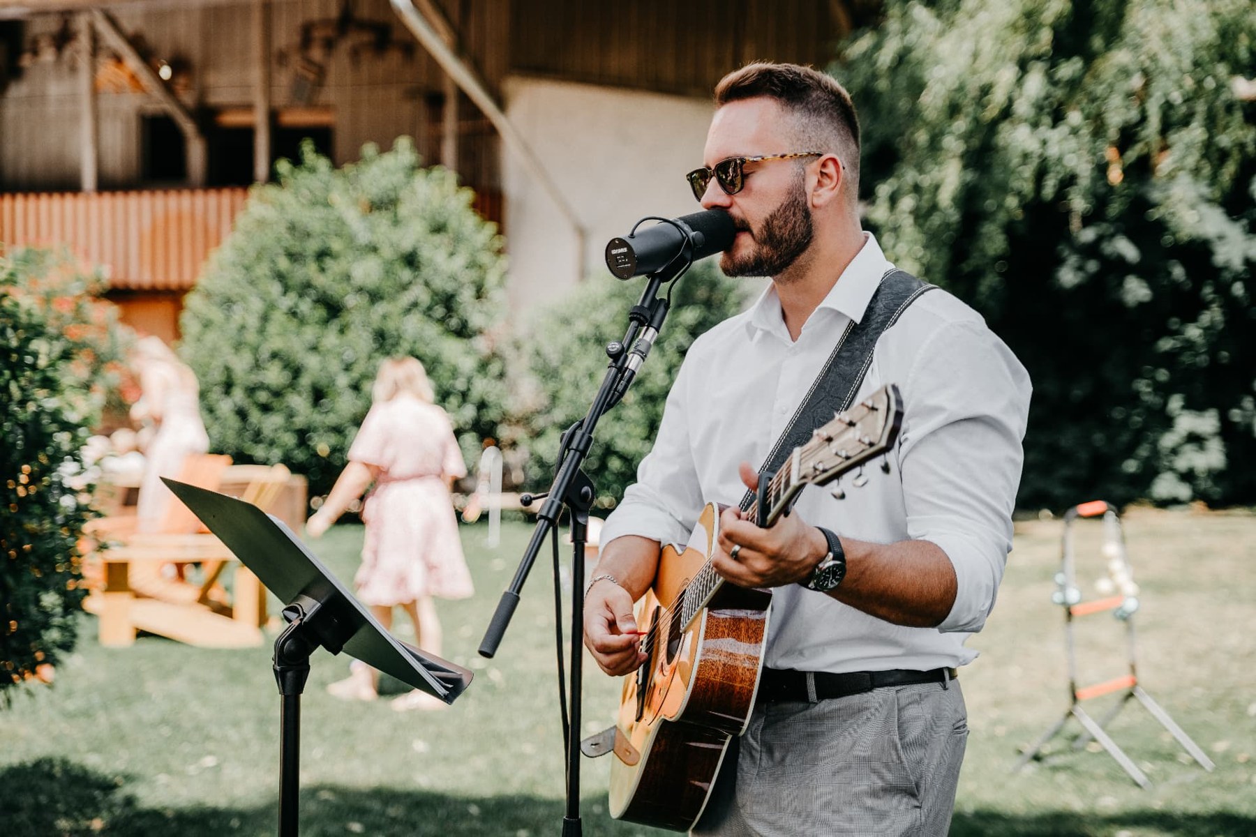 Dennis Ross singt live mit Gitarre bei einer Hochzeit
