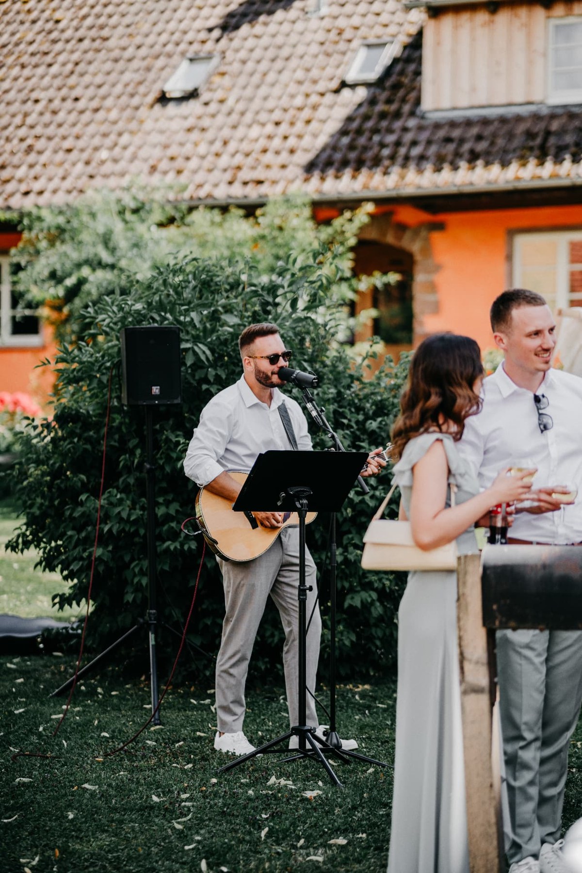 Dennis Ross spielt live beim Sektempfang einer Hochzeit