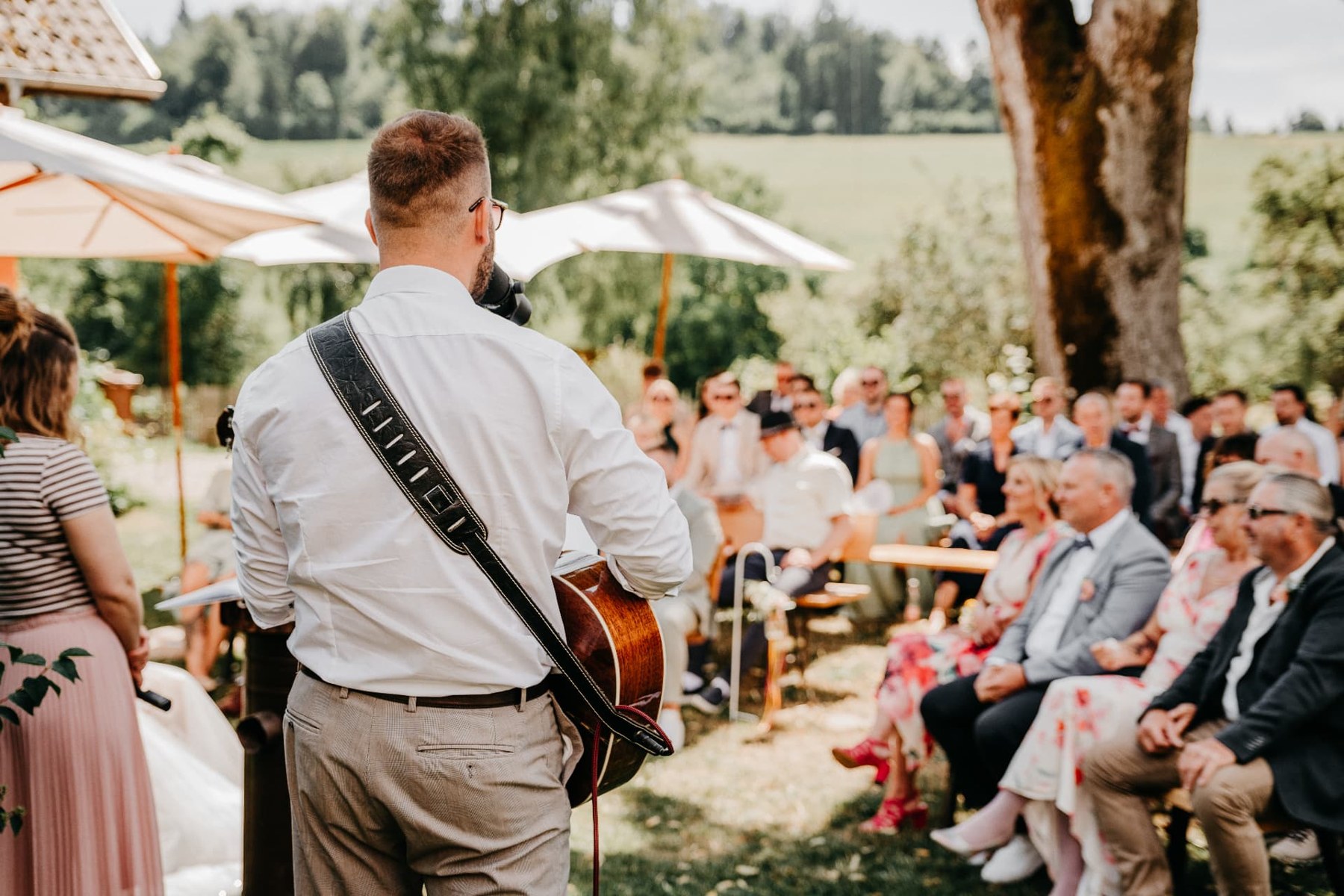 Dennis Ross spielt vor den Hochzeitsgästen im Freien